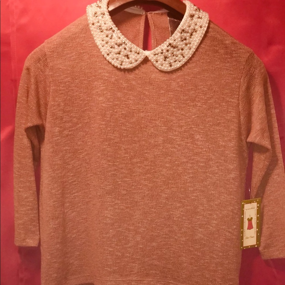 Blush women’s sweater with a pearl collar